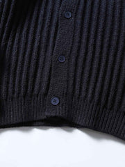 製品画像
"ストライプ ニット編み カーディガン、リブ編みの裾デザインでフィット感を向上させ、精緻なストライプ編みが視覚的にスタイルを引き立てるカーディガン、柔らかく伸縮性のあるニット素材"
詳細画像
"ストライプ編みが特徴的なニットカーディガン、リブ編みの裾デザインで着心地とフィット感を向上、柔らかなニット素材で暖かさと伸縮性を提供、ネイビーとコーヒー色の2色展開"