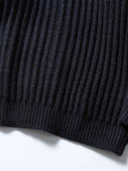 製品画像
"ストライプ ニット編み カーディガン、リブ編みの裾デザインでフィット感を向上させ、精緻なストライプ編みが視覚的にスタイルを引き立てるカーディガン、柔らかく伸縮性のあるニット素材"
詳細画像
"ストライプ編みが特徴的なニットカーディガン、リブ編みの裾デザインで着心地とフィット感を向上、柔らかなニット素材で暖かさと伸縮性を提供、ネイビーとコーヒー色の2色展開"