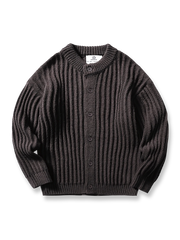 製品画像
"ストライプ ニット編み カーディガン、リブ編みの裾デザインでフィット感を向上させ、精緻なストライプ編みが視覚的にスタイルを引き立てるカーディガン、柔らかく伸縮性のあるニット素材"
詳細画像
"ストライプ編みが特徴的なニットカーディガン、リブ編みの裾デザインで着心地とフィット感を向上、柔らかなニット素材で暖かさと伸縮性を提供、ネイビーとコーヒー色の2色展開"