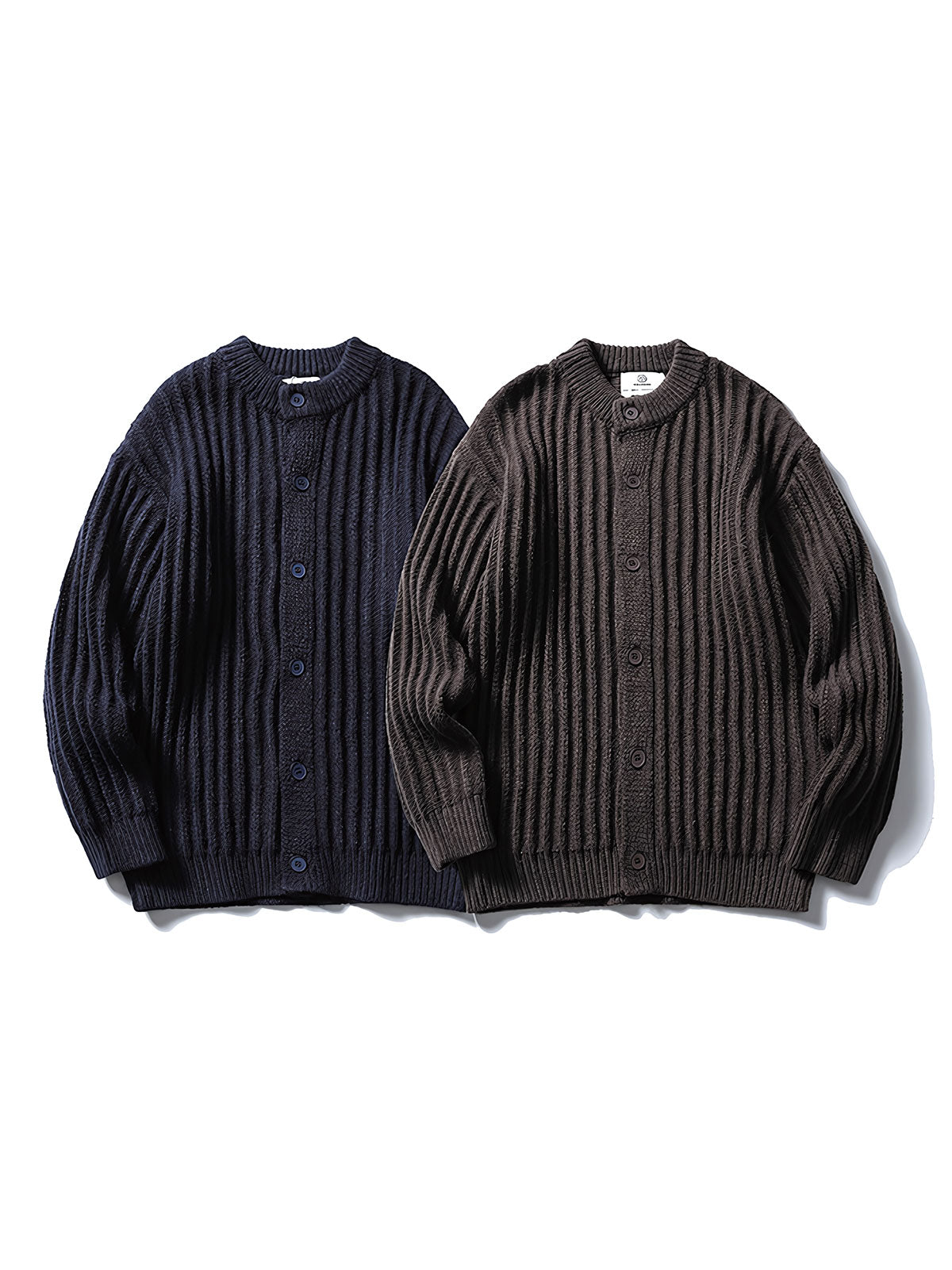 製品画像
"ストライプ ニット編み カーディガン、リブ編みの裾デザインでフィット感を向上させ、精緻なストライプ編みが視覚的にスタイルを引き立てるカーディガン、柔らかく伸縮性のあるニット素材"
詳細画像
"ストライプ編みが特徴的なニットカーディガン、リブ編みの裾デザインで着心地とフィット感を向上、柔らかなニット素材で暖かさと伸縮性を提供、ネイビーとコーヒー色の2色展開"