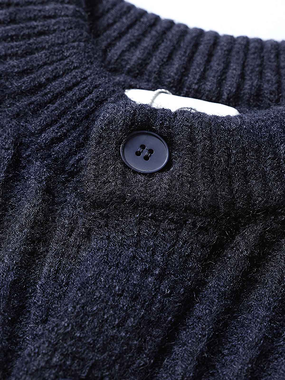 製品画像
"ストライプ ニット編み カーディガン、リブ編みの裾デザインでフィット感を向上させ、精緻なストライプ編みが視覚的にスタイルを引き立てるカーディガン、柔らかく伸縮性のあるニット素材"
詳細画像
"ストライプ編みが特徴的なニットカーディガン、リブ編みの裾デザインで着心地とフィット感を向上、柔らかなニット素材で暖かさと伸縮性を提供、ネイビーとコーヒー色の2色展開"