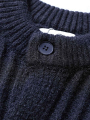 製品画像
"ストライプ ニット編み カーディガン、リブ編みの裾デザインでフィット感を向上させ、精緻なストライプ編みが視覚的にスタイルを引き立てるカーディガン、柔らかく伸縮性のあるニット素材"
詳細画像
"ストライプ編みが特徴的なニットカーディガン、リブ編みの裾デザインで着心地とフィット感を向上、柔らかなニット素材で暖かさと伸縮性を提供、ネイビーとコーヒー色の2色展開"