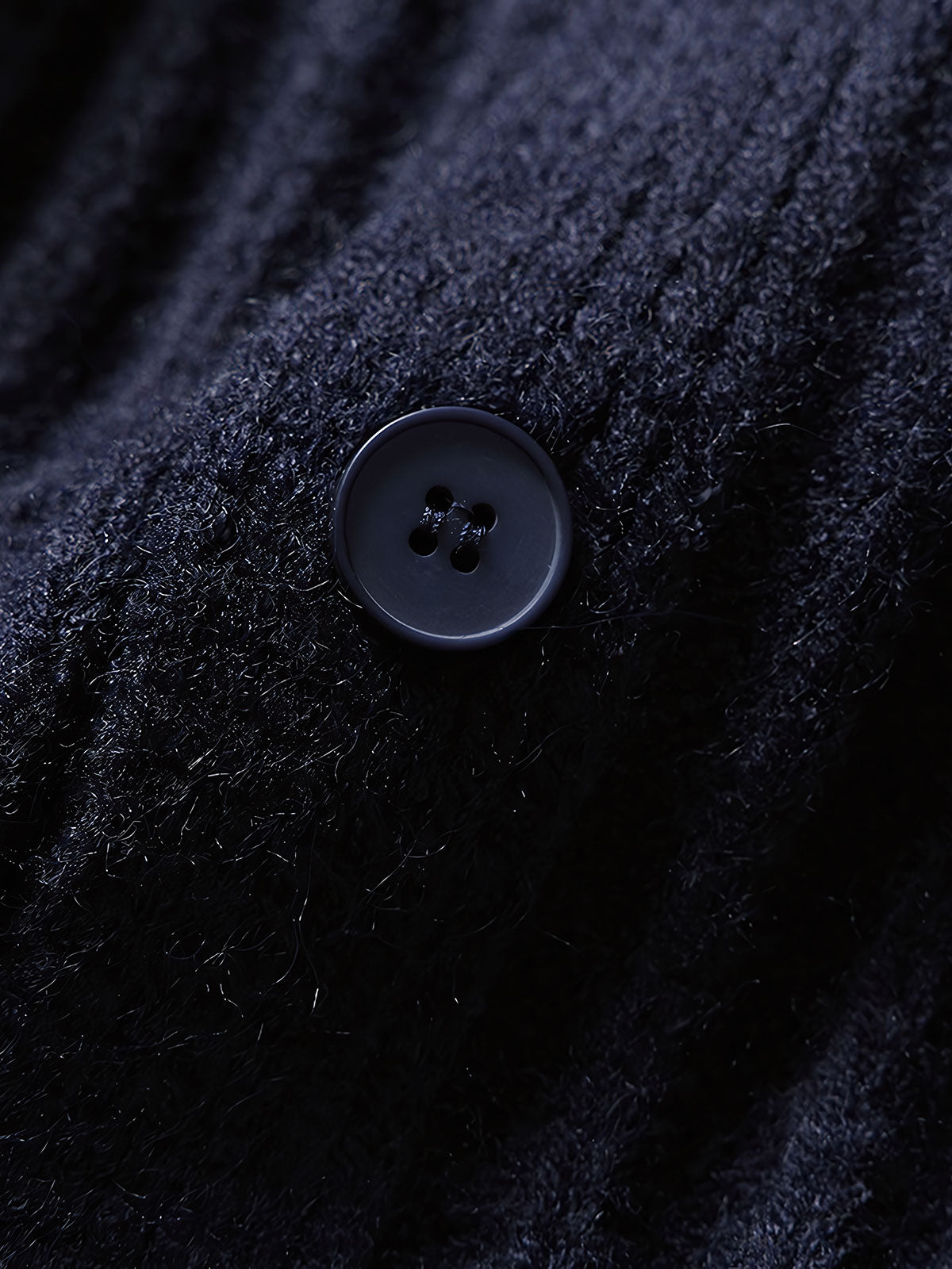 製品画像
"ストライプ ニット編み カーディガン、リブ編みの裾デザインでフィット感を向上させ、精緻なストライプ編みが視覚的にスタイルを引き立てるカーディガン、柔らかく伸縮性のあるニット素材"
詳細画像
"ストライプ編みが特徴的なニットカーディガン、リブ編みの裾デザインで着心地とフィット感を向上、柔らかなニット素材で暖かさと伸縮性を提供、ネイビーとコーヒー色の2色展開"