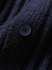 製品画像
"ストライプ ニット編み カーディガン、リブ編みの裾デザインでフィット感を向上させ、精緻なストライプ編みが視覚的にスタイルを引き立てるカーディガン、柔らかく伸縮性のあるニット素材"
詳細画像
"ストライプ編みが特徴的なニットカーディガン、リブ編みの裾デザインで着心地とフィット感を向上、柔らかなニット素材で暖かさと伸縮性を提供、ネイビーとコーヒー色の2色展開"