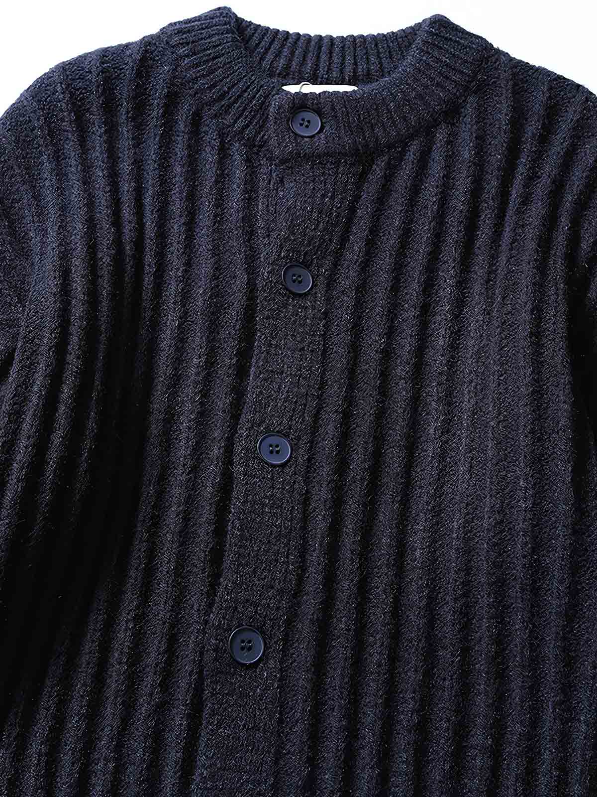 製品画像
"ストライプ ニット編み カーディガン、リブ編みの裾デザインでフィット感を向上させ、精緻なストライプ編みが視覚的にスタイルを引き立てるカーディガン、柔らかく伸縮性のあるニット素材"
詳細画像
"ストライプ編みが特徴的なニットカーディガン、リブ編みの裾デザインで着心地とフィット感を向上、柔らかなニット素材で暖かさと伸縮性を提供、ネイビーとコーヒー色の2色展開"