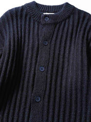 製品画像
"ストライプ ニット編み カーディガン、リブ編みの裾デザインでフィット感を向上させ、精緻なストライプ編みが視覚的にスタイルを引き立てるカーディガン、柔らかく伸縮性のあるニット素材"
詳細画像
"ストライプ編みが特徴的なニットカーディガン、リブ編みの裾デザインで着心地とフィット感を向上、柔らかなニット素材で暖かさと伸縮性を提供、ネイビーとコーヒー色の2色展開"