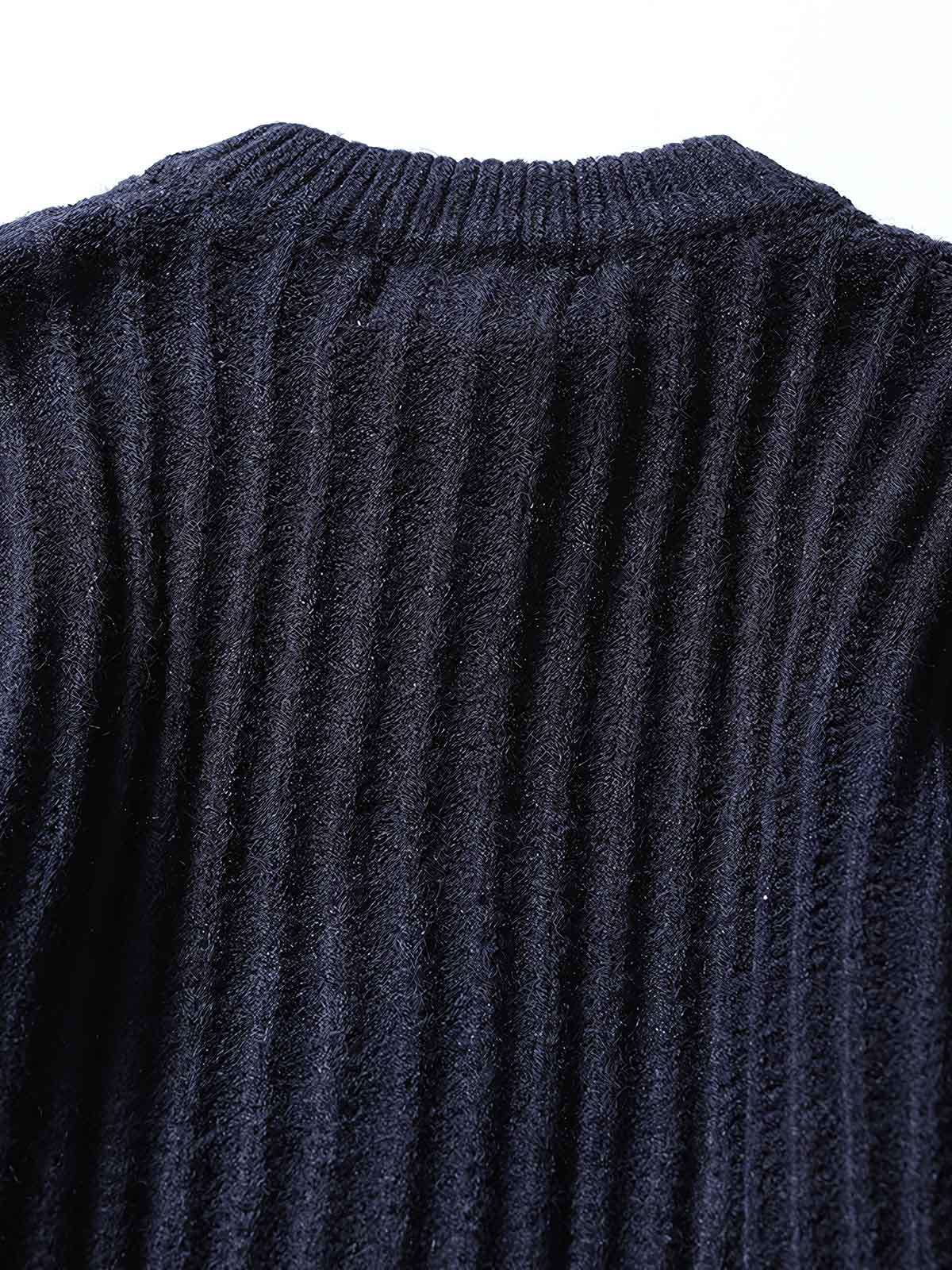 製品画像
"ストライプ ニット編み カーディガン、リブ編みの裾デザインでフィット感を向上させ、精緻なストライプ編みが視覚的にスタイルを引き立てるカーディガン、柔らかく伸縮性のあるニット素材"
詳細画像
"ストライプ編みが特徴的なニットカーディガン、リブ編みの裾デザインで着心地とフィット感を向上、柔らかなニット素材で暖かさと伸縮性を提供、ネイビーとコーヒー色の2色展開"