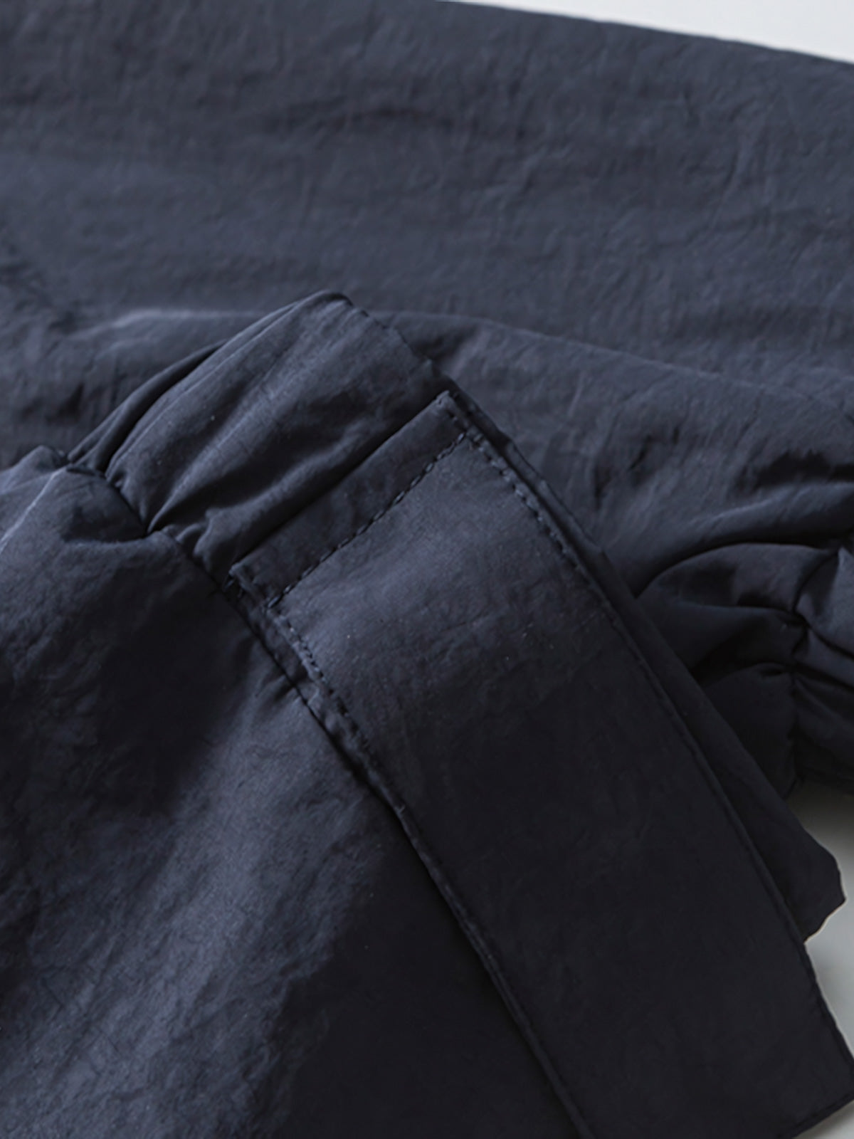 製品画像: 防水・リフレクター付き100%ナイロントレンドスポーツジャケット全体画像。アウトドアや日常使いに適したデザインで、防水性能とリフレクターデザインが際立ちます。
詳細画像: 夜間の安全性を高めるリフレクターデザインと、スタイリッシュな配色のディテールクローズアップ。防水機能とトレンド感を両立した高性能ジャケット。