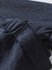 製品画像: 防水・リフレクター付き100%ナイロントレンドスポーツジャケット全体画像。アウトドアや日常使いに適したデザインで、防水性能とリフレクターデザインが際立ちます。
詳細画像: 夜間の安全性を高めるリフレクターデザインと、スタイリッシュな配色のディテールクローズアップ。防水機能とトレンド感を両立した高性能ジャケット。