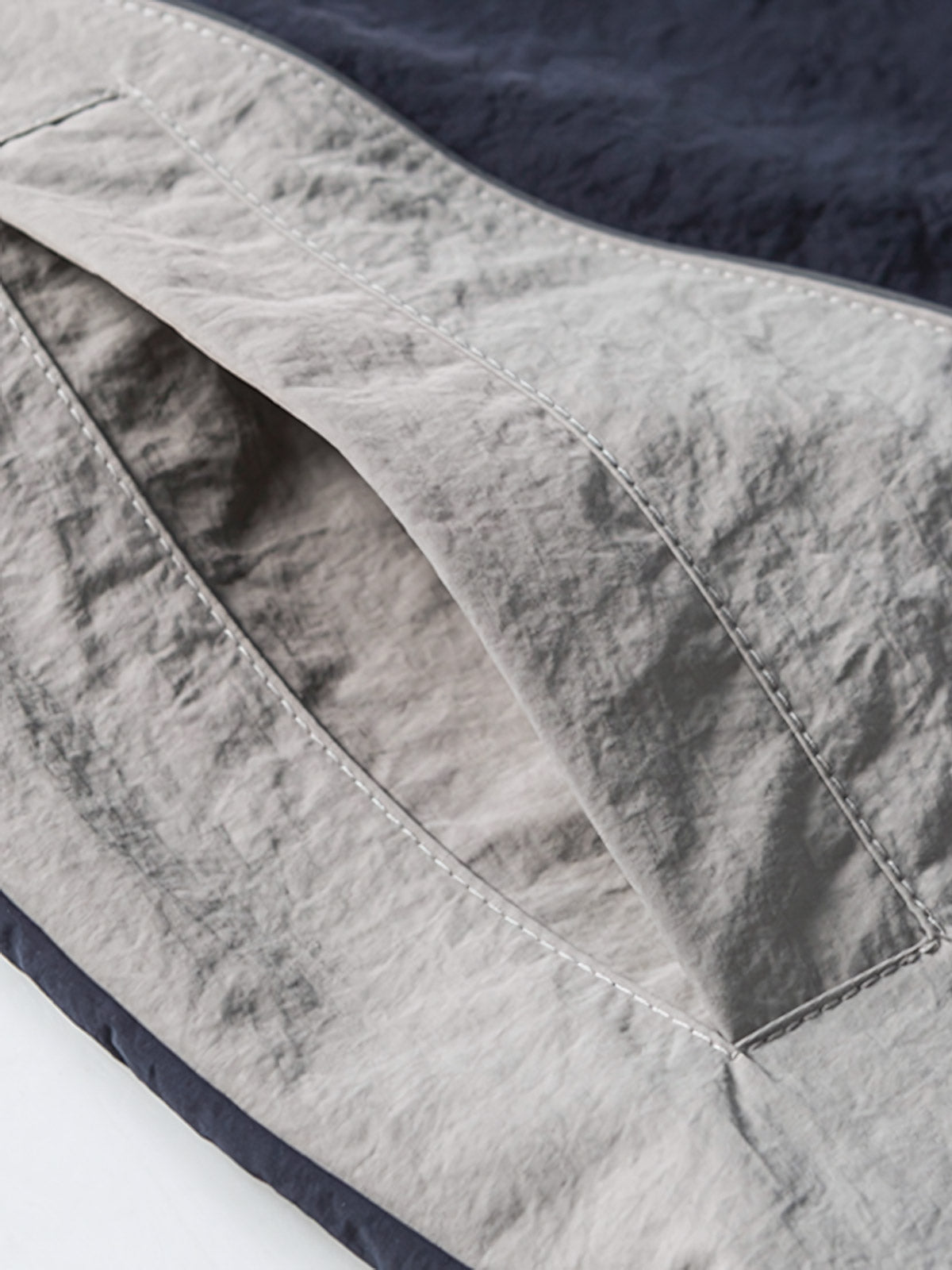 製品画像: 防水・リフレクター付き100%ナイロントレンドスポーツジャケット全体画像。アウトドアや日常使いに適したデザインで、防水性能とリフレクターデザインが際立ちます。
詳細画像: 夜間の安全性を高めるリフレクターデザインと、スタイリッシュな配色のディテールクローズアップ。防水機能とトレンド感を両立した高性能ジャケット。