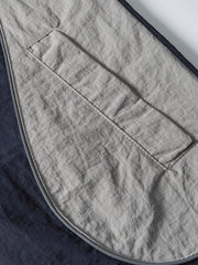 製品画像: 防水・リフレクター付き100%ナイロントレンドスポーツジャケット全体画像。アウトドアや日常使いに適したデザインで、防水性能とリフレクターデザインが際立ちます。
詳細画像: 夜間の安全性を高めるリフレクターデザインと、スタイリッシュな配色のディテールクローズアップ。防水機能とトレンド感を両立した高性能ジャケット。