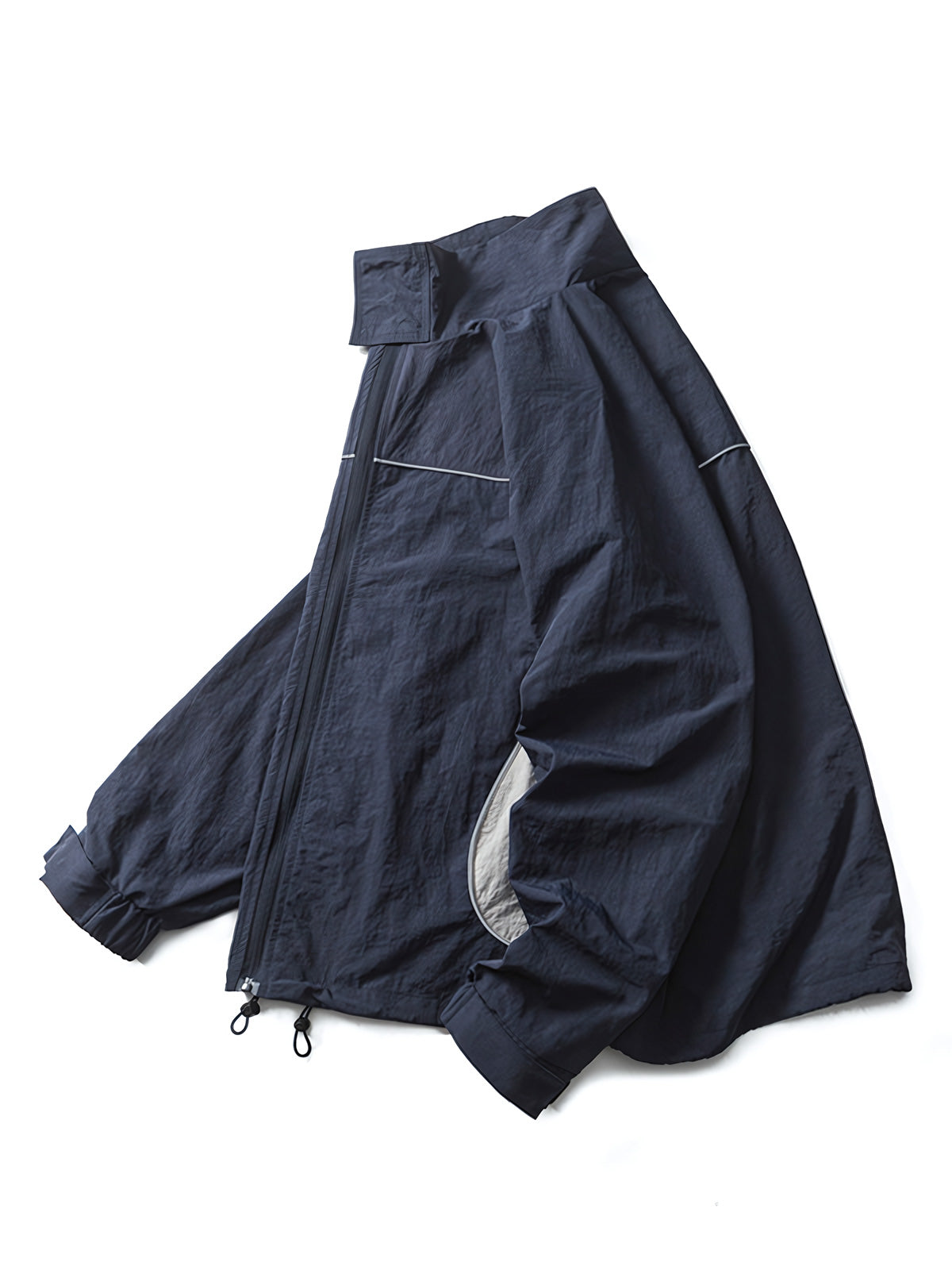 製品画像: 防水・リフレクター付き100%ナイロントレンドスポーツジャケット全体画像。アウトドアや日常使いに適したデザインで、防水性能とリフレクターデザインが際立ちます。
詳細画像: 夜間の安全性を高めるリフレクターデザインと、スタイリッシュな配色のディテールクローズアップ。防水機能とトレンド感を両立した高性能ジャケット。