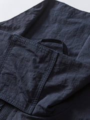 製品画像: 防水・リフレクター付き100%ナイロントレンドスポーツジャケット全体画像。アウトドアや日常使いに適したデザインで、防水性能とリフレクターデザインが際立ちます。
詳細画像: 夜間の安全性を高めるリフレクターデザインと、スタイリッシュな配色のディテールクローズアップ。防水機能とトレンド感を両立した高性能ジャケット。