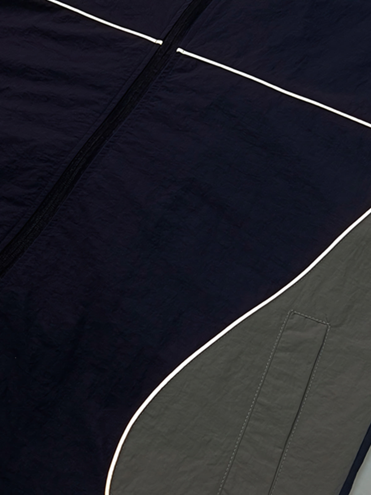 製品画像: 防水・リフレクター付き100%ナイロントレンドスポーツジャケット全体画像。アウトドアや日常使いに適したデザインで、防水性能とリフレクターデザインが際立ちます。
詳細画像: 夜間の安全性を高めるリフレクターデザインと、スタイリッシュな配色のディテールクローズアップ。防水機能とトレンド感を両立した高性能ジャケット。