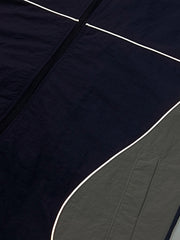 製品画像: 防水・リフレクター付き100%ナイロントレンドスポーツジャケット全体画像。アウトドアや日常使いに適したデザインで、防水性能とリフレクターデザインが際立ちます。
詳細画像: 夜間の安全性を高めるリフレクターデザインと、スタイリッシュな配色のディテールクローズアップ。防水機能とトレンド感を両立した高性能ジャケット。