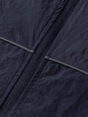 製品画像: 防水・リフレクター付き100%ナイロントレンドスポーツジャケット全体画像。アウトドアや日常使いに適したデザインで、防水性能とリフレクターデザインが際立ちます。
詳細画像: 夜間の安全性を高めるリフレクターデザインと、スタイリッシュな配色のディテールクローズアップ。防水機能とトレンド感を両立した高性能ジャケット。