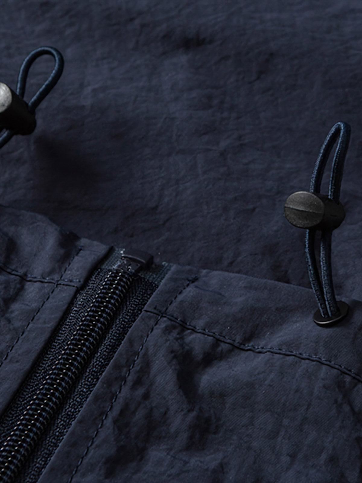 製品画像: 防水・リフレクター付き100%ナイロントレンドスポーツジャケット全体画像。アウトドアや日常使いに適したデザインで、防水性能とリフレクターデザインが際立ちます。
詳細画像: 夜間の安全性を高めるリフレクターデザインと、スタイリッシュな配色のディテールクローズアップ。防水機能とトレンド感を両立した高性能ジャケット。