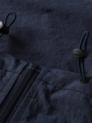 製品画像: 防水・リフレクター付き100%ナイロントレンドスポーツジャケット全体画像。アウトドアや日常使いに適したデザインで、防水性能とリフレクターデザインが際立ちます。
詳細画像: 夜間の安全性を高めるリフレクターデザインと、スタイリッシュな配色のディテールクローズアップ。防水機能とトレンド感を両立した高性能ジャケット。