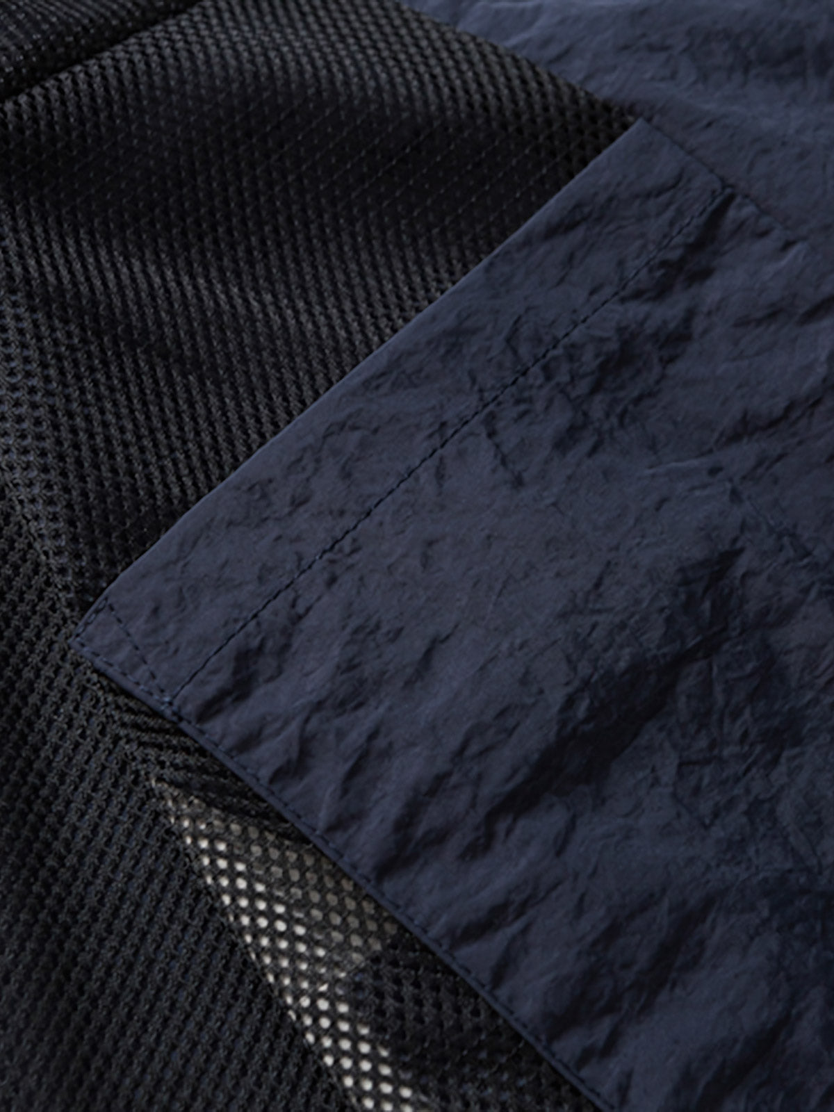 製品画像: 防水・リフレクター付き100%ナイロントレンドスポーツジャケット全体画像。アウトドアや日常使いに適したデザインで、防水性能とリフレクターデザインが際立ちます。
詳細画像: 夜間の安全性を高めるリフレクターデザインと、スタイリッシュな配色のディテールクローズアップ。防水機能とトレンド感を両立した高性能ジャケット。