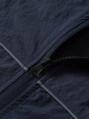 製品画像: 防水・リフレクター付き100%ナイロントレンドスポーツジャケット全体画像。アウトドアや日常使いに適したデザインで、防水性能とリフレクターデザインが際立ちます。
詳細画像: 夜間の安全性を高めるリフレクターデザインと、スタイリッシュな配色のディテールクローズアップ。防水機能とトレンド感を両立した高性能ジャケット。