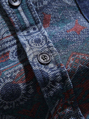 デニムパッチポケットとヴィンテージプリントのディテール