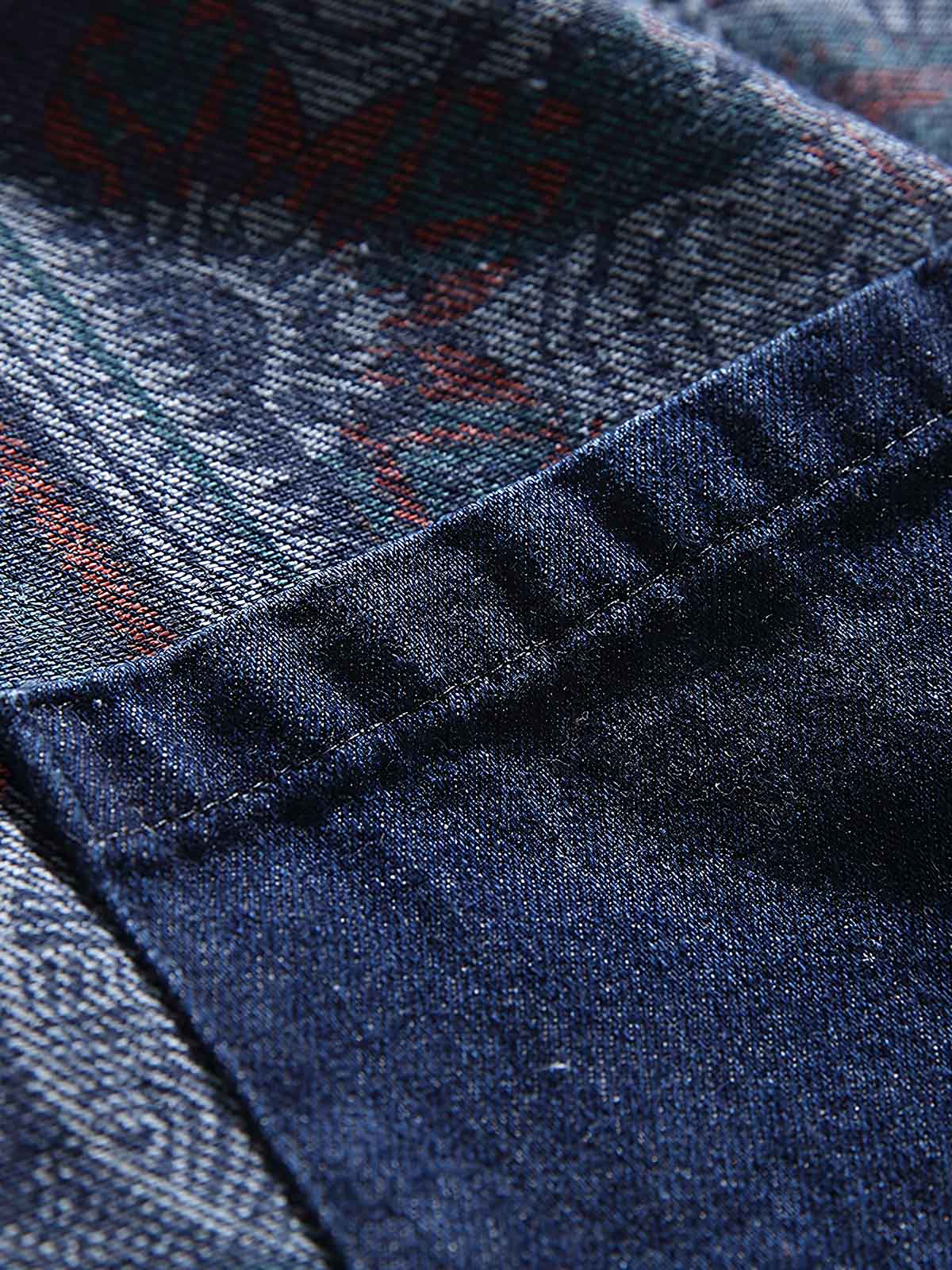 デニムパッチポケットとヴィンテージプリントのディテール