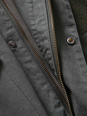 立体ポケットとオープンカラーのディテール