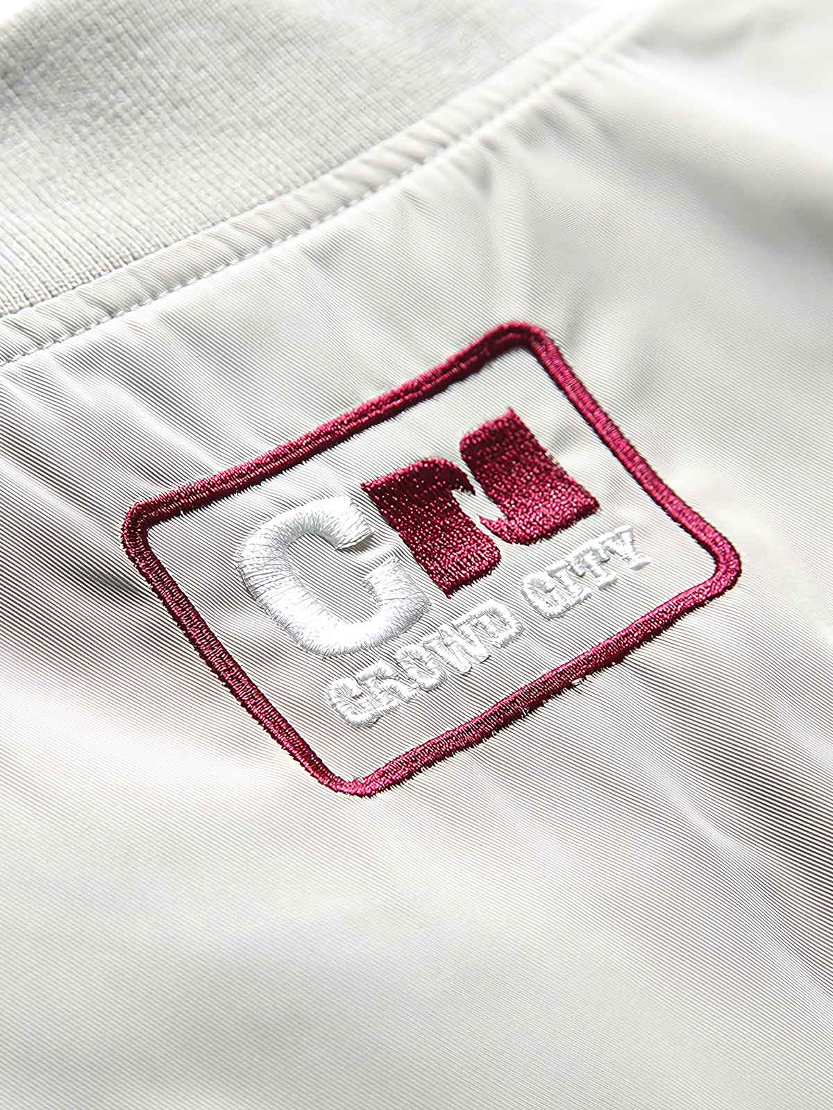 製品画像
"改良型カラーMA-1フライトジャケット、クラシックなMA-1デザインに新しいカラーリングを採用、メタルジッパーと多機能ポケットで実用性アップ、快適なシルエットで日常のカジュアルスタイルから特別なシーンまで活躍"
詳細画像
"改良型カラーMA-1フライトジャケット、個性的なカラーバリエーション、メタルジッパーと多機能ポケットデザイン、改良されたシルエットが快適な着心地を提供"