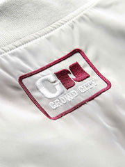 製品画像
"改良型カラーMA-1フライトジャケット、クラシックなMA-1デザインに新しいカラーリングを採用、メタルジッパーと多機能ポケットで実用性アップ、快適なシルエットで日常のカジュアルスタイルから特別なシーンまで活躍"
詳細画像
"改良型カラーMA-1フライトジャケット、個性的なカラーバリエーション、メタルジッパーと多機能ポケットデザイン、改良されたシルエットが快適な着心地を提供"