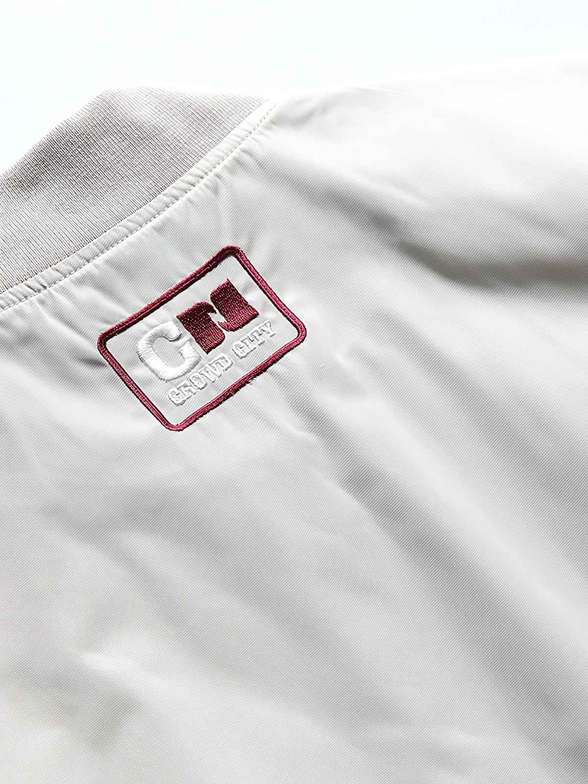 製品画像
"改良型カラーMA-1フライトジャケット、クラシックなMA-1デザインに新しいカラーリングを採用、メタルジッパーと多機能ポケットで実用性アップ、快適なシルエットで日常のカジュアルスタイルから特別なシーンまで活躍"
詳細画像
"改良型カラーMA-1フライトジャケット、個性的なカラーバリエーション、メタルジッパーと多機能ポケットデザイン、改良されたシルエットが快適な着心地を提供"