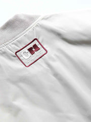 製品画像
"改良型カラーMA-1フライトジャケット、クラシックなMA-1デザインに新しいカラーリングを採用、メタルジッパーと多機能ポケットで実用性アップ、快適なシルエットで日常のカジュアルスタイルから特別なシーンまで活躍"
詳細画像
"改良型カラーMA-1フライトジャケット、個性的なカラーバリエーション、メタルジッパーと多機能ポケットデザイン、改良されたシルエットが快適な着心地を提供"