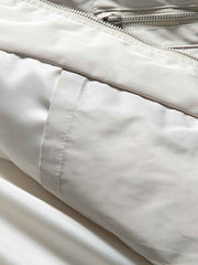 製品画像
"改良型カラーMA-1フライトジャケット、クラシックなMA-1デザインに新しいカラーリングを採用、メタルジッパーと多機能ポケットで実用性アップ、快適なシルエットで日常のカジュアルスタイルから特別なシーンまで活躍"
詳細画像
"改良型カラーMA-1フライトジャケット、個性的なカラーバリエーション、メタルジッパーと多機能ポケットデザイン、改良されたシルエットが快適な着心地を提供"