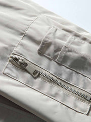 製品画像
"改良型カラーMA-1フライトジャケット、クラシックなMA-1デザインに新しいカラーリングを採用、メタルジッパーと多機能ポケットで実用性アップ、快適なシルエットで日常のカジュアルスタイルから特別なシーンまで活躍"
詳細画像
"改良型カラーMA-1フライトジャケット、個性的なカラーバリエーション、メタルジッパーと多機能ポケットデザイン、改良されたシルエットが快適な着心地を提供"