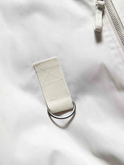 製品画像
"改良型カラーMA-1フライトジャケット、クラシックなMA-1デザインに新しいカラーリングを採用、メタルジッパーと多機能ポケットで実用性アップ、快適なシルエットで日常のカジュアルスタイルから特別なシーンまで活躍"
詳細画像
"改良型カラーMA-1フライトジャケット、個性的なカラーバリエーション、メタルジッパーと多機能ポケットデザイン、改良されたシルエットが快適な着心地を提供"