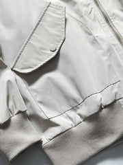 製品画像
"改良型カラーMA-1フライトジャケット、クラシックなMA-1デザインに新しいカラーリングを採用、メタルジッパーと多機能ポケットで実用性アップ、快適なシルエットで日常のカジュアルスタイルから特別なシーンまで活躍"
詳細画像
"改良型カラーMA-1フライトジャケット、個性的なカラーバリエーション、メタルジッパーと多機能ポケットデザイン、改良されたシルエットが快適な着心地を提供"