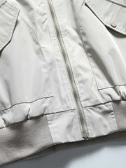 製品画像
"改良型カラーMA-1フライトジャケット、クラシックなMA-1デザインに新しいカラーリングを採用、メタルジッパーと多機能ポケットで実用性アップ、快適なシルエットで日常のカジュアルスタイルから特別なシーンまで活躍"
詳細画像
"改良型カラーMA-1フライトジャケット、個性的なカラーバリエーション、メタルジッパーと多機能ポケットデザイン、改良されたシルエットが快適な着心地を提供"