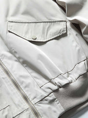 製品画像
"改良型カラーMA-1フライトジャケット、クラシックなMA-1デザインに新しいカラーリングを採用、メタルジッパーと多機能ポケットで実用性アップ、快適なシルエットで日常のカジュアルスタイルから特別なシーンまで活躍"
詳細画像
"改良型カラーMA-1フライトジャケット、個性的なカラーバリエーション、メタルジッパーと多機能ポケットデザイン、改良されたシルエットが快適な着心地を提供"