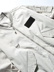 製品画像
"改良型カラーMA-1フライトジャケット、クラシックなMA-1デザインに新しいカラーリングを採用、メタルジッパーと多機能ポケットで実用性アップ、快適なシルエットで日常のカジュアルスタイルから特別なシーンまで活躍"
詳細画像
"改良型カラーMA-1フライトジャケット、個性的なカラーバリエーション、メタルジッパーと多機能ポケットデザイン、改良されたシルエットが快適な着心地を提供"