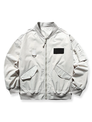 製品画像
"改良型カラーMA-1フライトジャケット、クラシックなMA-1デザインに新しいカラーリングを採用、メタルジッパーと多機能ポケットで実用性アップ、快適なシルエットで日常のカジュアルスタイルから特別なシーンまで活躍"
詳細画像
"改良型カラーMA-1フライトジャケット、個性的なカラーバリエーション、メタルジッパーと多機能ポケットデザイン、改良されたシルエットが快適な着心地を提供"