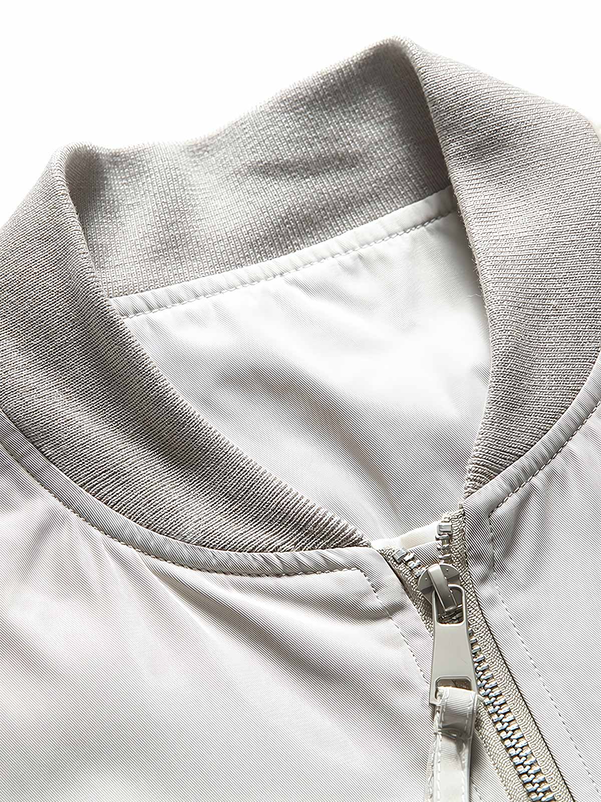 製品画像
"改良型カラーMA-1フライトジャケット、クラシックなMA-1デザインに新しいカラーリングを採用、メタルジッパーと多機能ポケットで実用性アップ、快適なシルエットで日常のカジュアルスタイルから特別なシーンまで活躍"
詳細画像
"改良型カラーMA-1フライトジャケット、個性的なカラーバリエーション、メタルジッパーと多機能ポケットデザイン、改良されたシルエットが快適な着心地を提供"