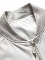 製品画像
"改良型カラーMA-1フライトジャケット、クラシックなMA-1デザインに新しいカラーリングを採用、メタルジッパーと多機能ポケットで実用性アップ、快適なシルエットで日常のカジュアルスタイルから特別なシーンまで活躍"
詳細画像
"改良型カラーMA-1フライトジャケット、個性的なカラーバリエーション、メタルジッパーと多機能ポケットデザイン、改良されたシルエットが快適な着心地を提供"