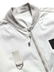 製品画像
"改良型カラーMA-1フライトジャケット、クラシックなMA-1デザインに新しいカラーリングを採用、メタルジッパーと多機能ポケットで実用性アップ、快適なシルエットで日常のカジュアルスタイルから特別なシーンまで活躍"
詳細画像
"改良型カラーMA-1フライトジャケット、個性的なカラーバリエーション、メタルジッパーと多機能ポケットデザイン、改良されたシルエットが快適な着心地を提供"