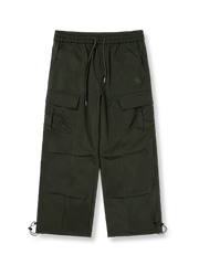 マルチポケット付きワイドレッグカジュアルパンツのフロントビュー