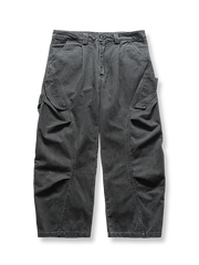 製品画像: ヴィンテージ風ウォッシュ加工の大型ポケット付きアメカジワークパンツ、100%コットン素材で快適な履き心地を提供し、脚を長く見せる効果が期待できる全体イメージ
詳細画像: アメカジスタイルのワークパンツに施された自然な色落ちと大型ポケットのディテール、耐久性のある縫製が特徴