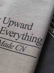 製品画像: ヴィンテージ風ダメージ加工とトレンドプリントが特徴のコットン100%ルーズフィットパーカー、ストリートスタイルに最適なフロント平置き画像
詳細画像: ダメージ加工とプリントデザインのディテール特写、カジュアルなスタイリングにおすすめ