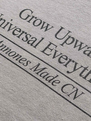 製品画像: ヴィンテージ風ダメージ加工とトレンドプリントが特徴のコットン100%ルーズフィットパーカー、ストリートスタイルに最適なフロント平置き画像
詳細画像: ダメージ加工とプリントデザインのディテール特写、カジュアルなスタイリングにおすすめ