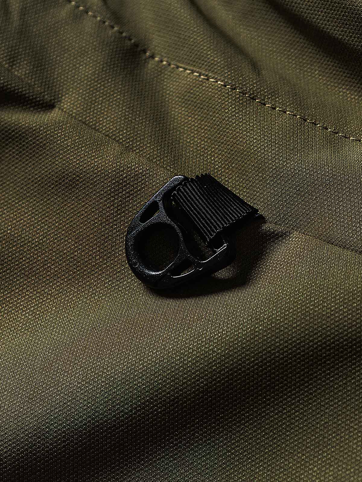 製品画像
"ラムファー フライトジャケット 厚手、スタンドカラーとラムファー裏地で暖かさを提供、ダブルインサートポケットが実用性を高め、レトロなフライトジャケットデザイン"
詳細画像
"ラムファー フライトジャケットのディテール、スタンドカラーで寒さから守り、ラムファー素材が柔らかく優れた保温性を提供、ダブルインサートポケットとレトロな飛行士スタイルの留め具デザイン"