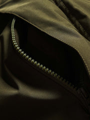 製品画像
"ラムファー フライトジャケット 厚手、スタンドカラーとラムファー裏地で暖かさを提供、ダブルインサートポケットが実用性を高め、レトロなフライトジャケットデザイン"
詳細画像
"ラムファー フライトジャケットのディテール、スタンドカラーで寒さから守り、ラムファー素材が柔らかく優れた保温性を提供、ダブルインサートポケットとレトロな飛行士スタイルの留め具デザイン"