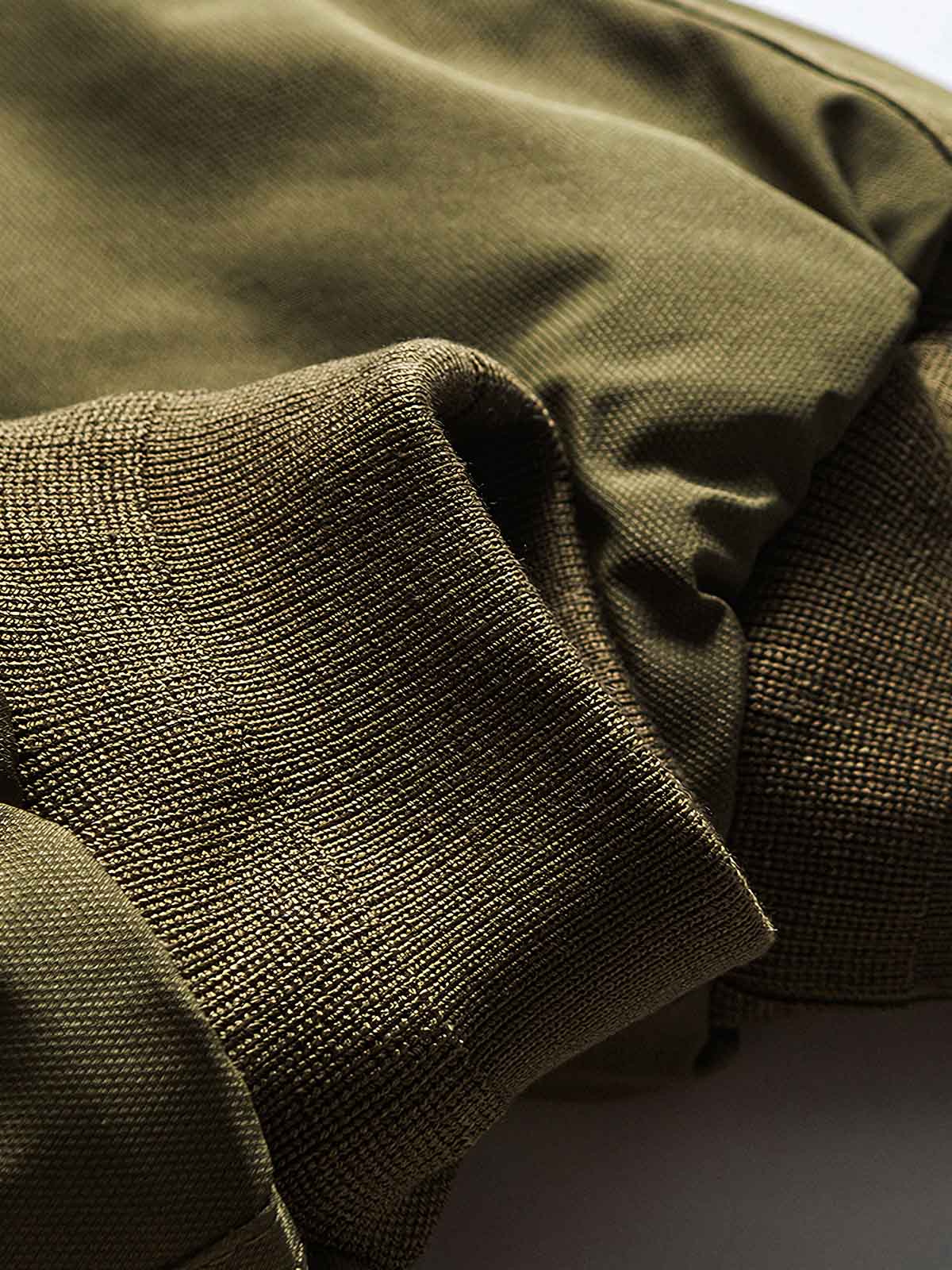 製品画像
"ラムファー フライトジャケット 厚手、スタンドカラーとラムファー裏地で暖かさを提供、ダブルインサートポケットが実用性を高め、レトロなフライトジャケットデザイン"
詳細画像
"ラムファー フライトジャケットのディテール、スタンドカラーで寒さから守り、ラムファー素材が柔らかく優れた保温性を提供、ダブルインサートポケットとレトロな飛行士スタイルの留め具デザイン"