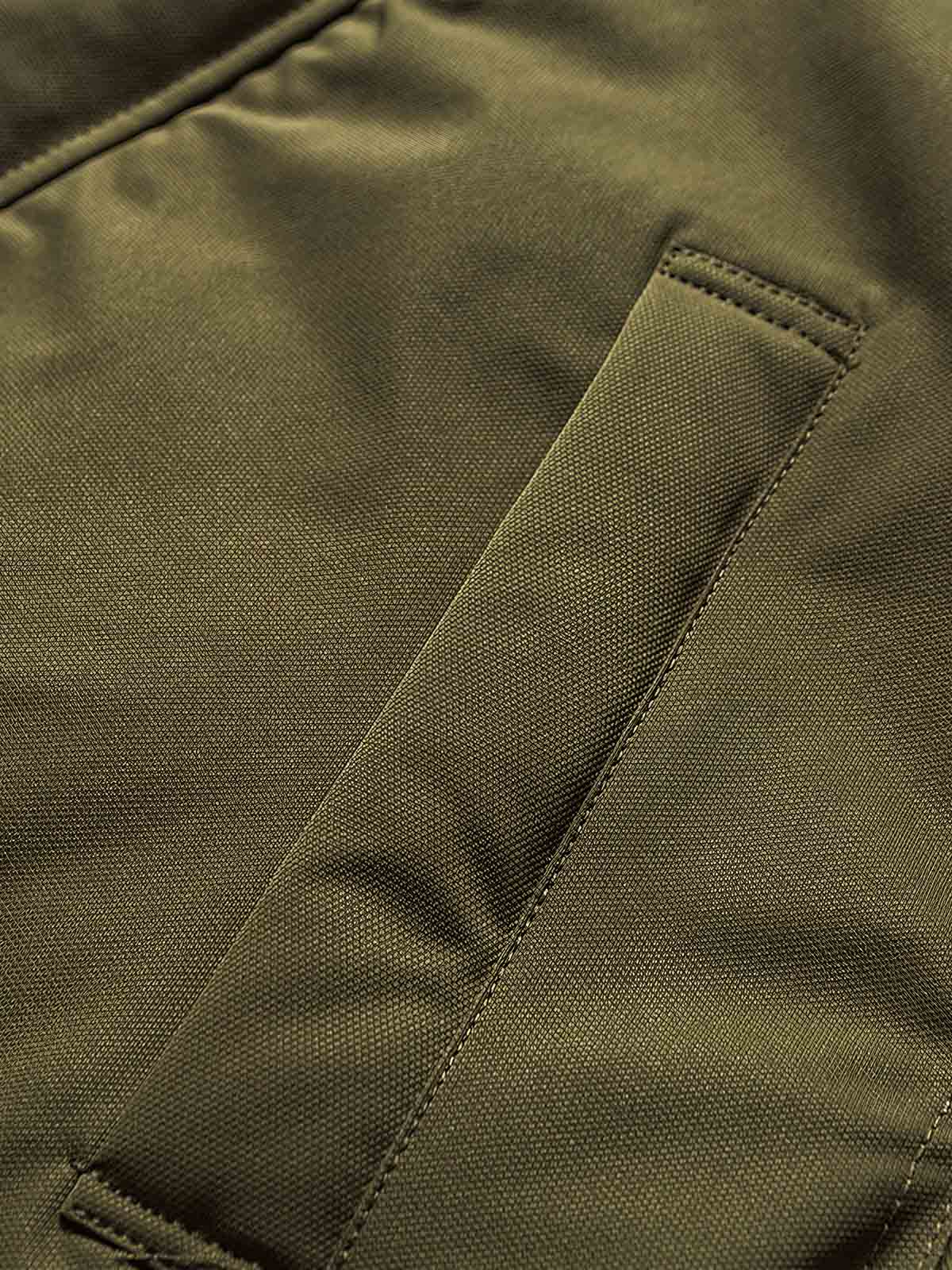 製品画像
"ラムファー フライトジャケット 厚手、スタンドカラーとラムファー裏地で暖かさを提供、ダブルインサートポケットが実用性を高め、レトロなフライトジャケットデザイン"
詳細画像
"ラムファー フライトジャケットのディテール、スタンドカラーで寒さから守り、ラムファー素材が柔らかく優れた保温性を提供、ダブルインサートポケットとレトロな飛行士スタイルの留め具デザイン"